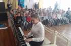 Дети – детям: в Константиновке воспитанники школы искусств играют для детей и студентов 