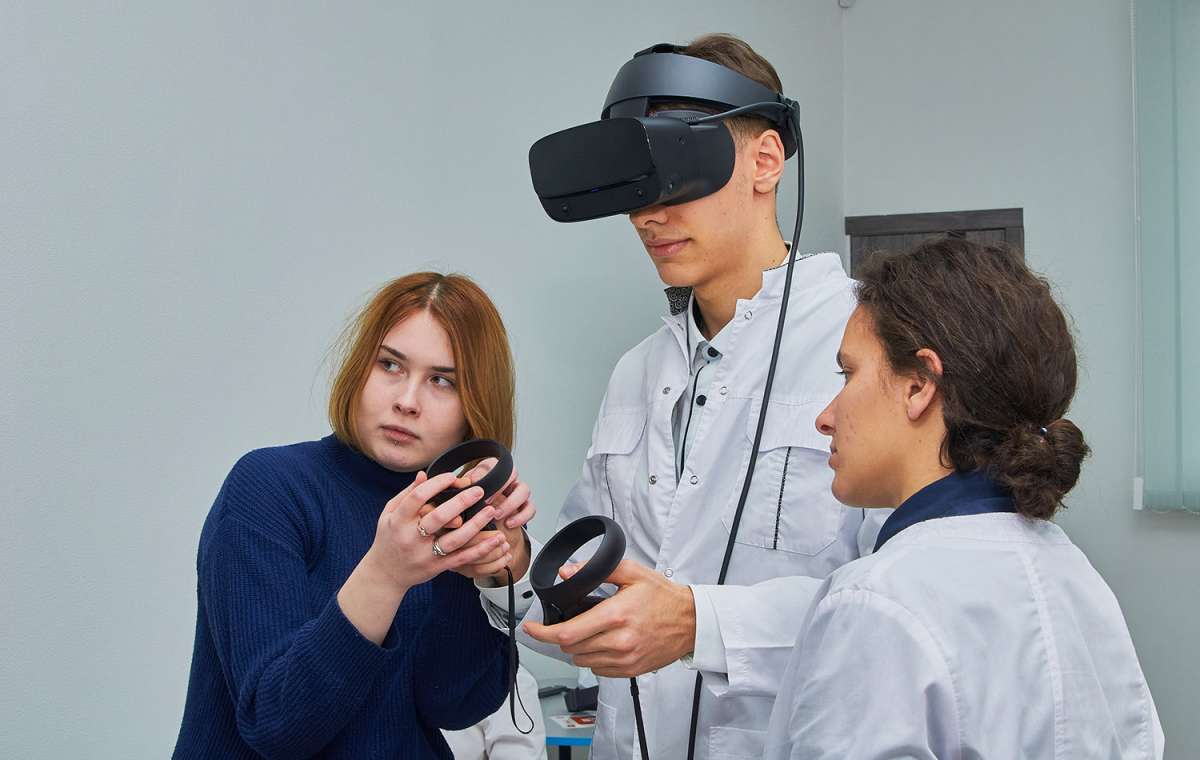 Медицина будущего уже в Украине: Борис Колесников подарил вузу аудиторию виртуальной реальности