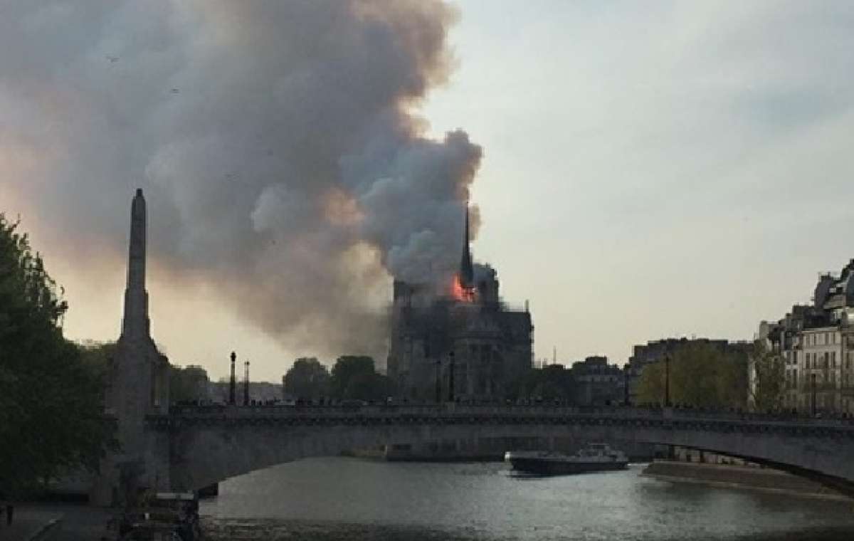 В соборе Парижской Богоматери сильный пожар
