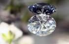 70-летняя женщина нашла на дороге алмаз в три карата   