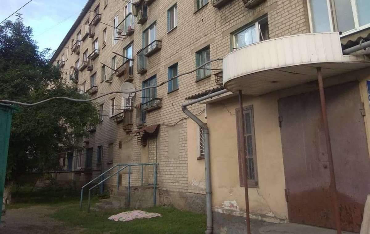Спрыгнул с крыши: в Доброполье пьяная молодежь спровоцировала мужчину на самоубийство
