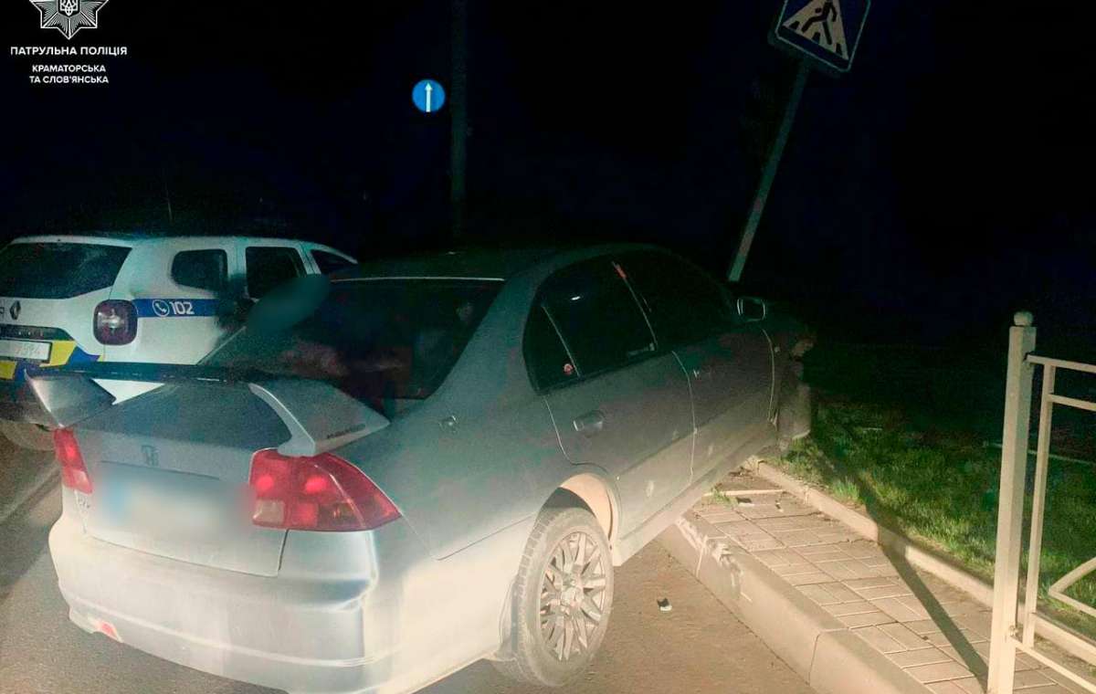 Нетверезий водій збив дорожній знак зі світлофором у Краматорську