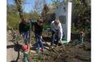 В Мирнограде школьники облагородили братскую могилу и позаботились о ветеранах
