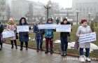 Жители Покровска вышли на протест против городской елки «на миллион»