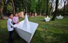 В Городском саду Мариуполя появились огромные бумажные кораблики