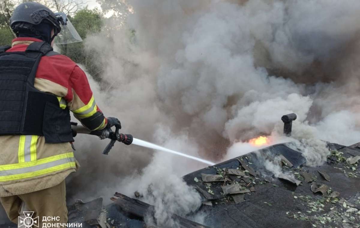 Пожежі після обстрілів: В Олександро-Калиновому горів будинок