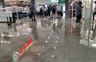 Сильный дождь «затопил» торговый центр на Донбассе — видео
