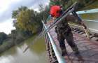 В Мирнограде школьница с моста упала в воду