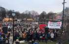 В Норвегии тысячи людей вышли на улицу, протестуя против ограничений на аборты