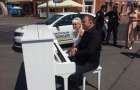 Мариупольские музыканты установили пианино посреди дороги в центре города