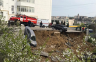 В Крыму парковка с автомобилями сползла в обрыв
