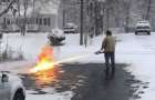 Американец убрал снег перед домом при помощи огнемёта