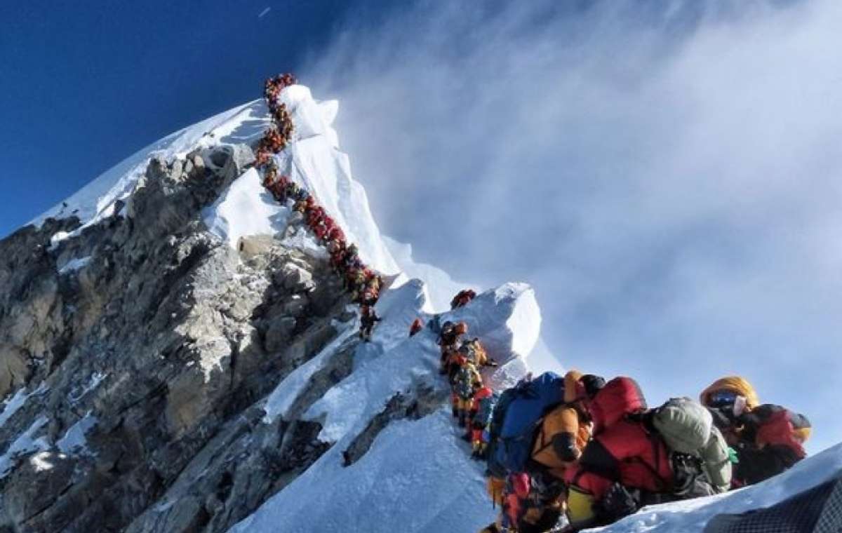 На Эвересте погибло уже 11 альпинистов: стоят в очереди на вершину