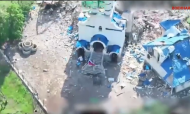 Российский военный с флагом дошел до одного из храмов в центре Константиновки: видео