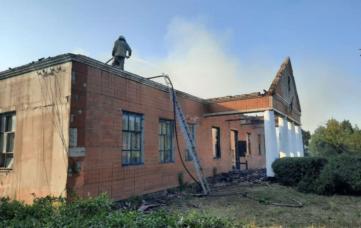 В Покровском районе горел дом культуры: три тысячи книг спасли от огня