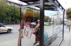 Новые стеклянные остановки Мариуполя стали объектом внимания хулиганов