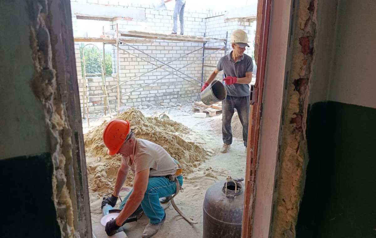 В Дружковке восстанавливают пятиэтажку, по которой ударила авиабомба. Фото