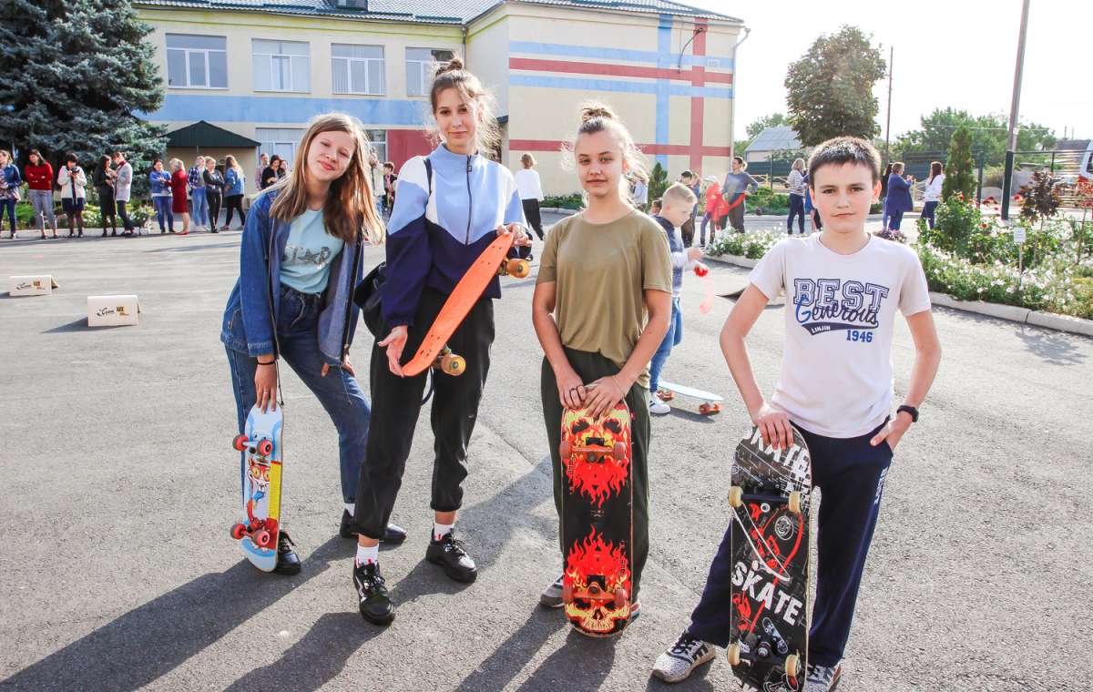 Благотворители передали в школы Константиновки современное оборудование для занятий скейтбордингом