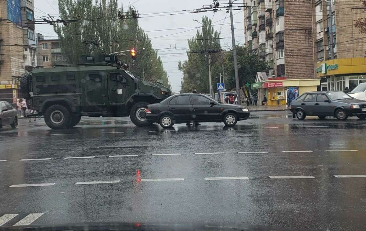 Военный автомобиль столкнулся с легковушкой в Мариуполе