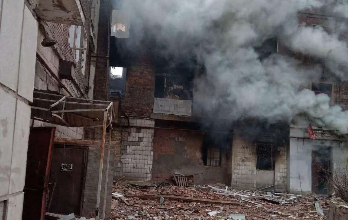 Удары «Смерчем», артиллерией и дронами по Константиновке: поврежден пункт выдачи гуманитарки, есть жертвы