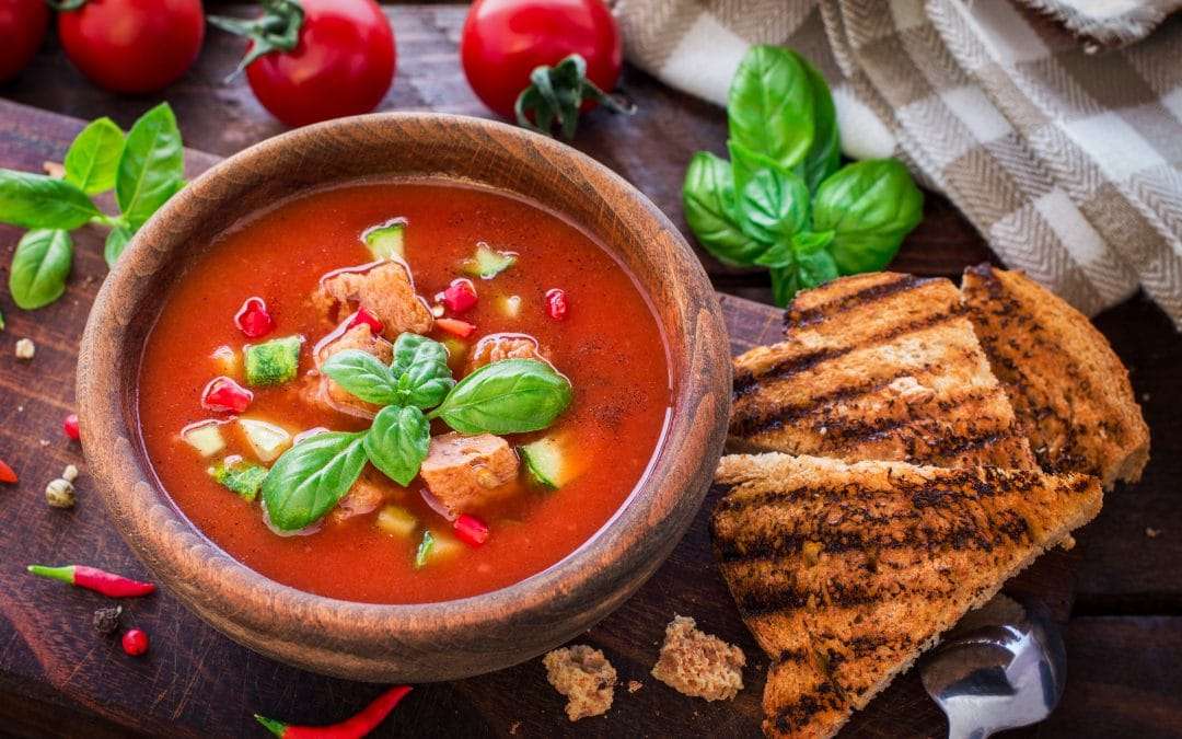 Лучшее блюдо в жару: суп гаспачо из розовых томатов, с базиликом и чиабаттой