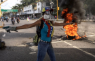 В Венесуэле митингующие сожгли человека