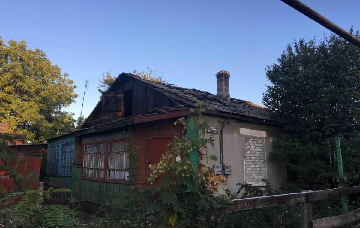 72 квадратных метра крыши жилого дома сгорело в Родинском