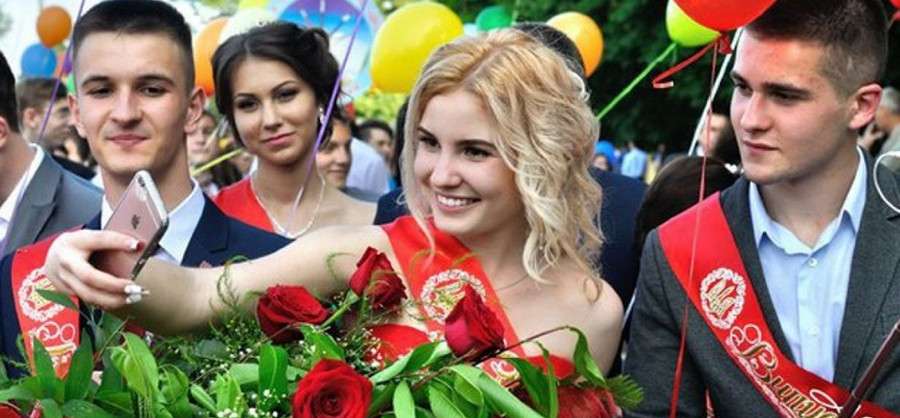 Время выпускного: какие фасоны и расцветки платьев наиболее популярны?