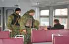 Полицейские проверяют пассажиров электричек и поездов в Донецкой области