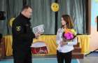 Полицейские Славянска маленькой спасительнице 5-летнего ребенка вручили цветы и ценный подарок