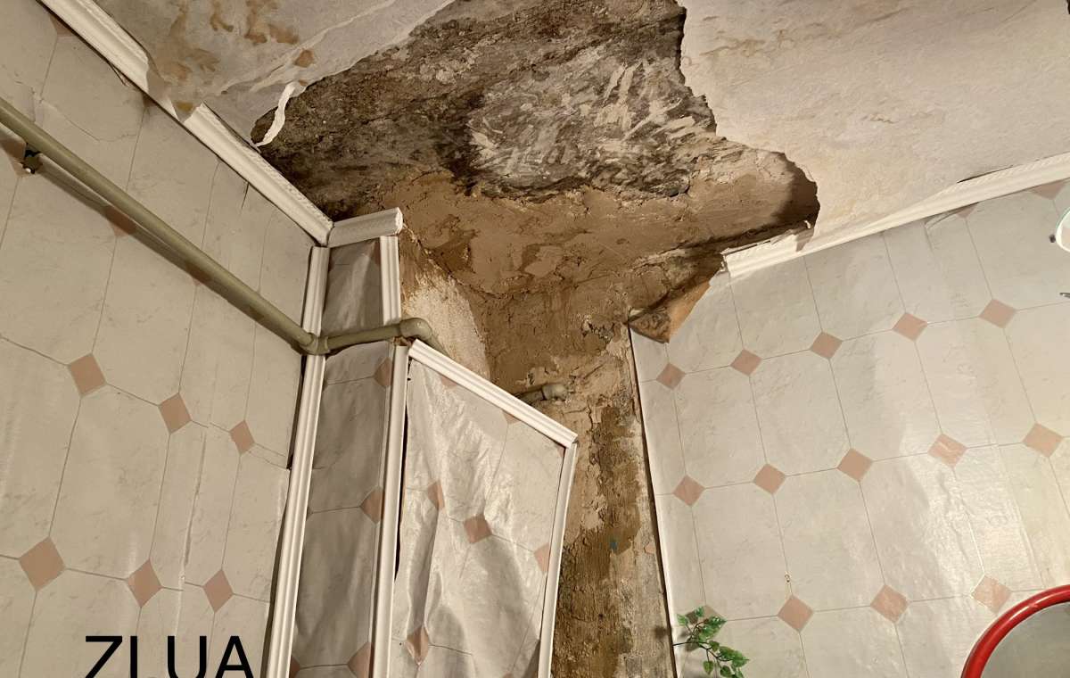 Дом с «сюрпризом» в Константиновке – протекающая кровля, отваливающаяся плитка и угроза пожара