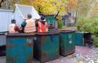 В Константиновке меняют старые контейнеры для сбора мусора на новые