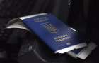 Смягчение правил выезда: Кабмин упростил пересечение границы для женщин из госсектора