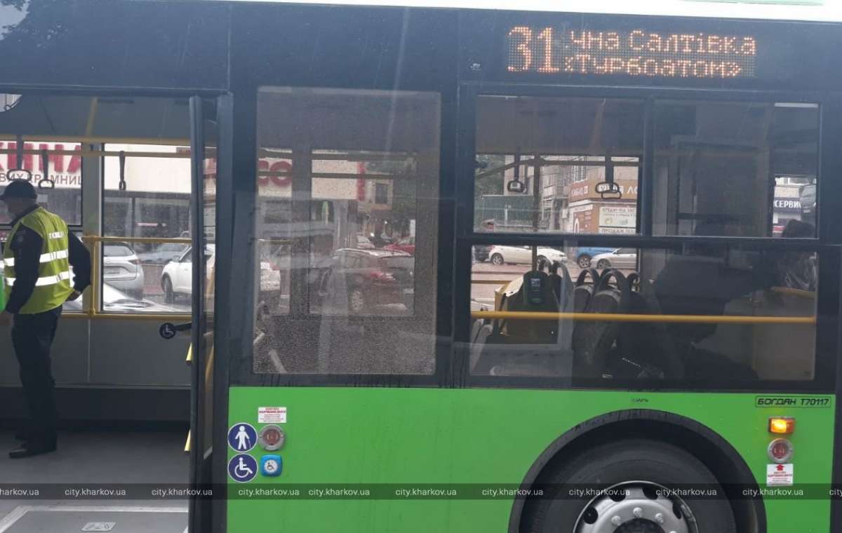 Неизвестный расстрелял троллейбус в Харькове