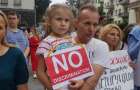 Opponents of vaccination rally under the Presidential Office