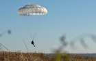 Венгерского парашютиста ветром занесло на Украину