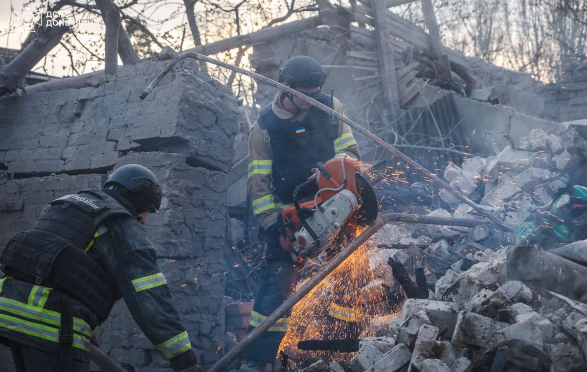В Константиновке спасатели достали из-под завалов погибших маму и ребенка