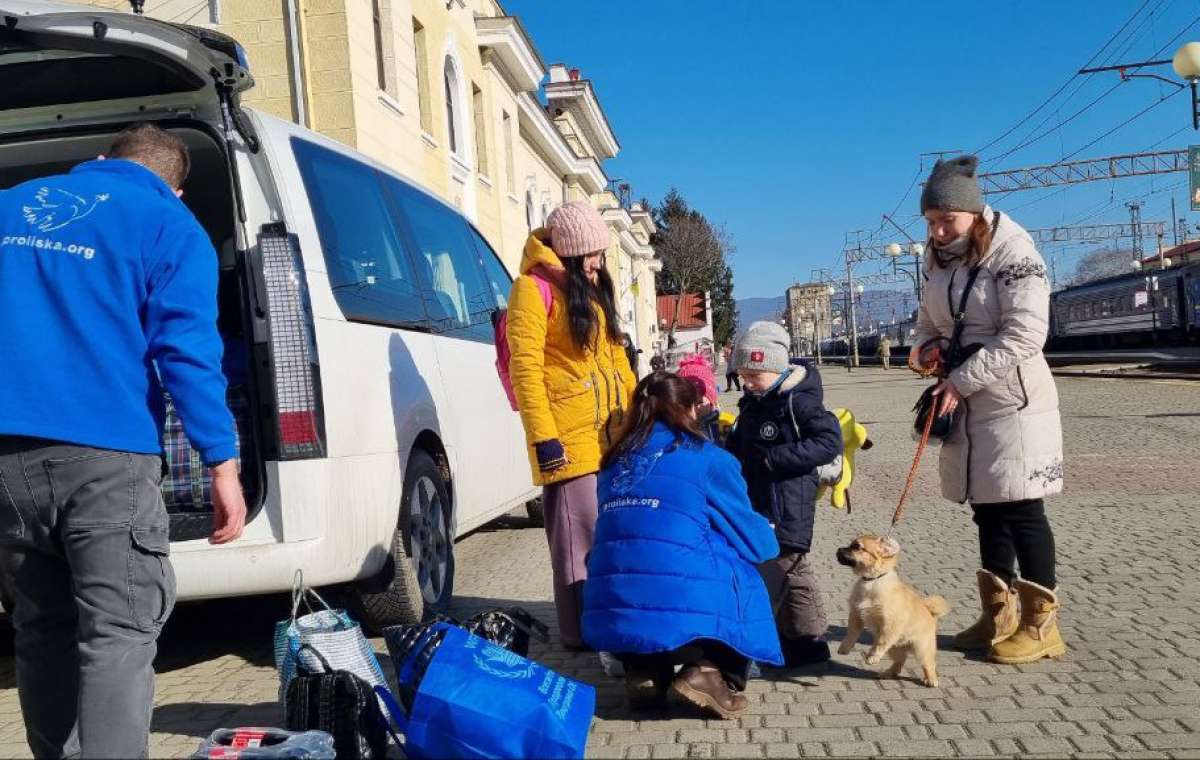 Сім'ю із чотирма дітьми вчора евакуювали з Краматорська на Закарпаття. Фото