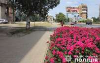 Рвали розы на городской клумбе: В Константиновке составили протоколы на трех человек
