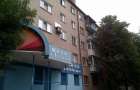 Из окна пятого этажа в Славянске выпала маленькая девочка