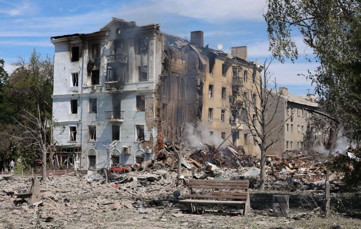 В Краматорске увеличилось число жертв после удара по многоэтажке, разборы завалов продолжаются