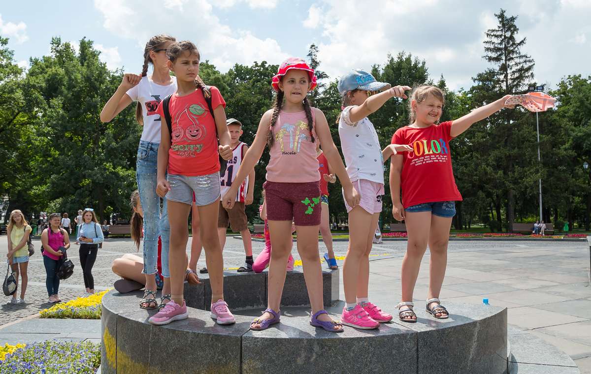 Благотворители организовали тур в Харьков для детей десяти сел Покровского района