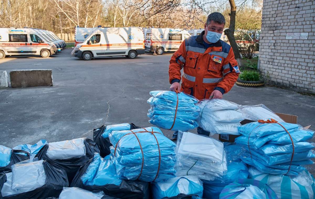Почти 700 одноразовых защитных костюмов передали для медиков Краматорска