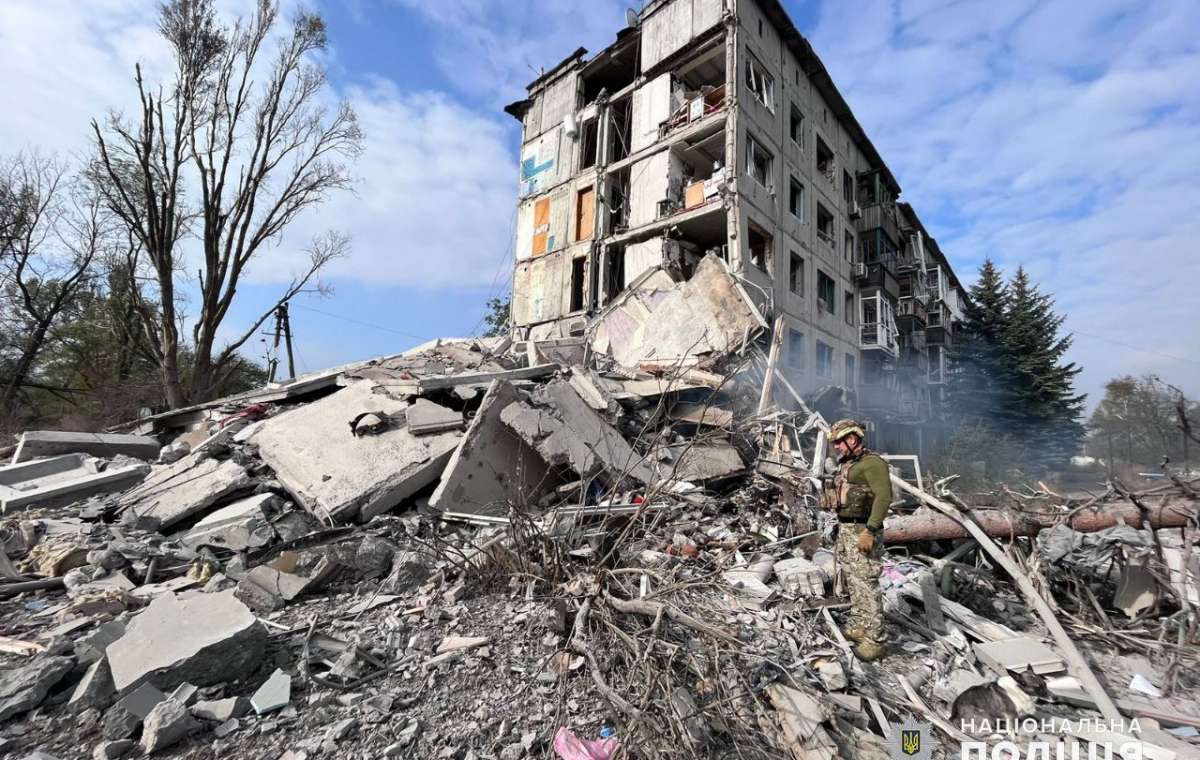 В Авдеевке авиаударом разрушена пятиэтажка: вытащить погибшего из-под завалов не могут