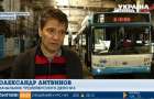 Мариупольского водителя троллейбуса, который играл за рулем в телефоне, отстранили от должности