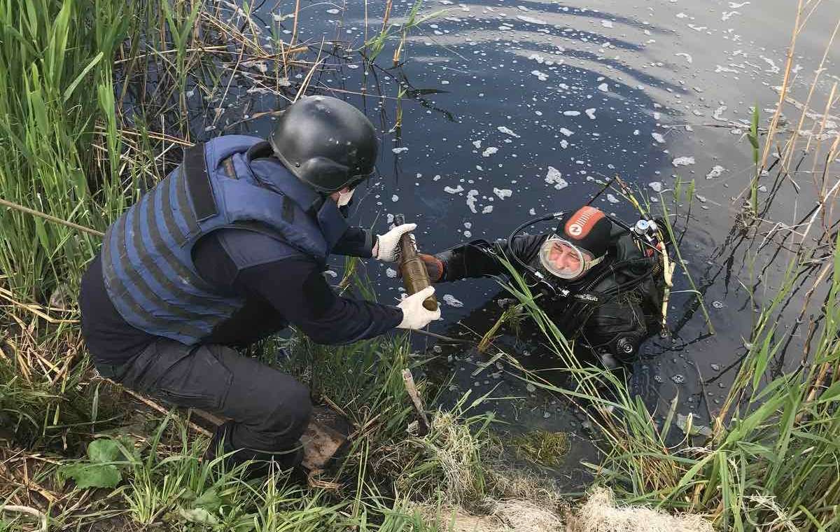 На берегу водоема в Донецкой области нашли гранату