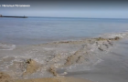 В Мариуполе на Центральном пляже в море стекает поток грязной воды