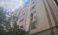 В Дружковке после авиаудара спасатели эвакуировали маломобильную женщину из повреждённой многоэтажки