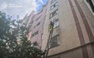 В Дружковке после авиаудара спасатели эвакуировали маломобильную женщину из повреждённой многоэтажки