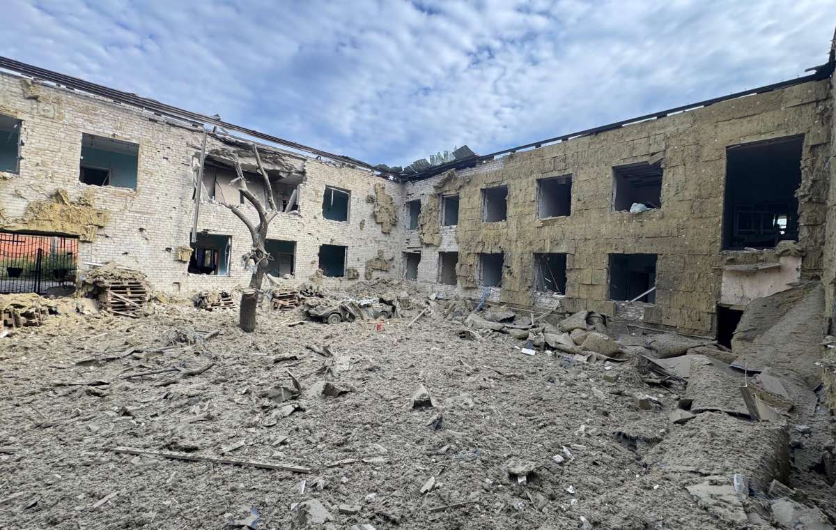 Армия РФ сегодня ударила по школе искусств в Константиновке, где размещался «пункт незламности»